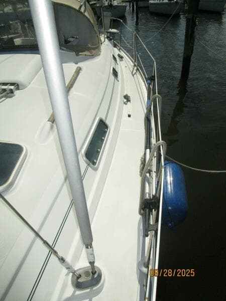 38' Beneteau port side deck2