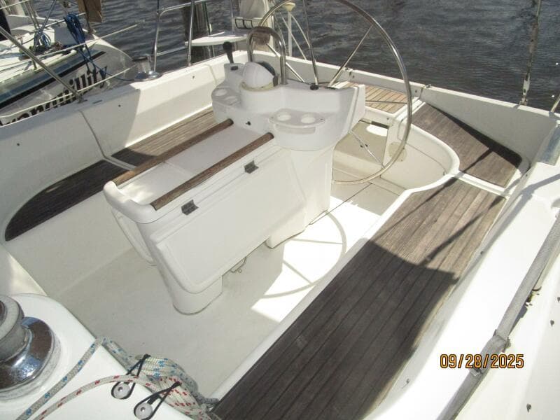 38' Beneteau cockpit2