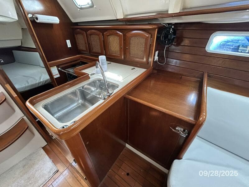 38' Beneteau galley1