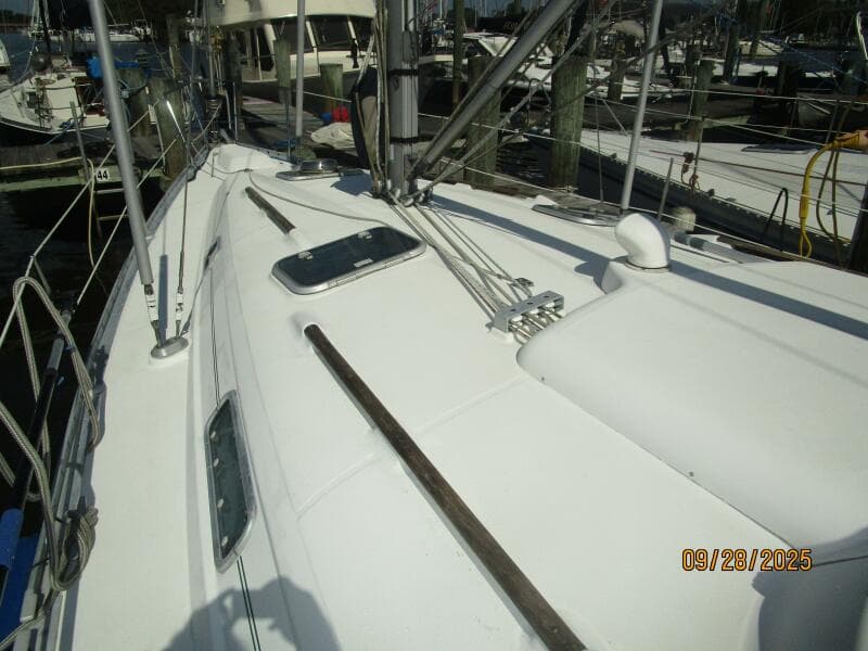 38' Beneteau foredeck2