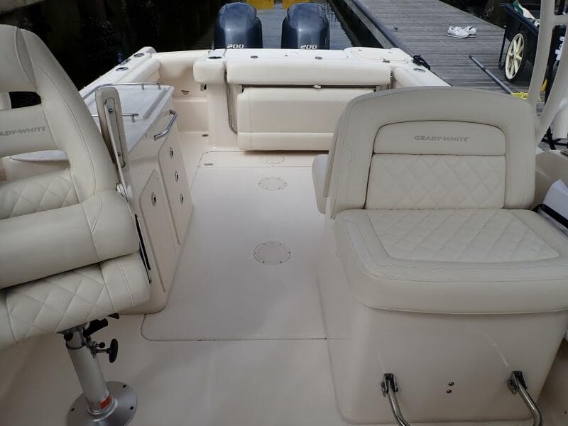 2021 Grady-White 275