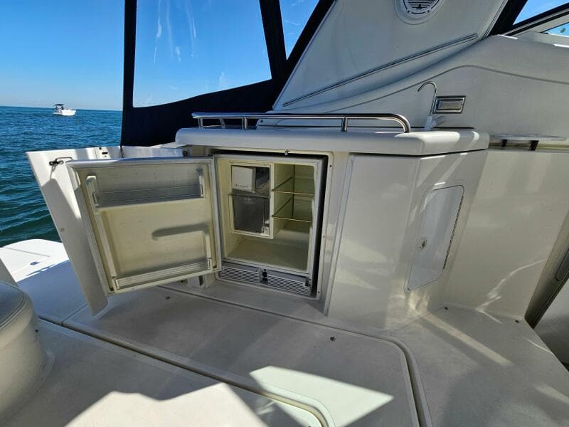 2004 Cruisers Yachts 370 Express