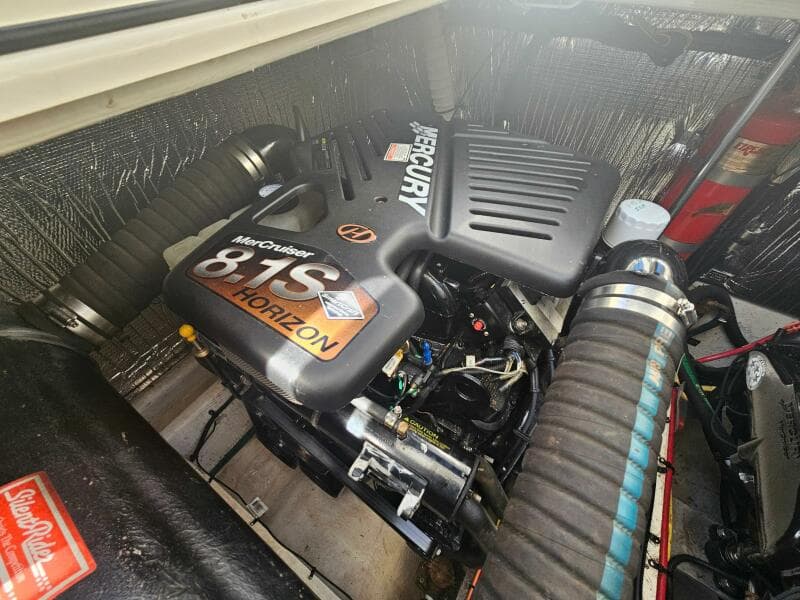 2004 Cruisers Yachts 370 Express