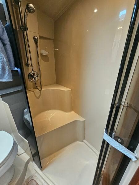 2004 Cruisers Yachts 370 Express