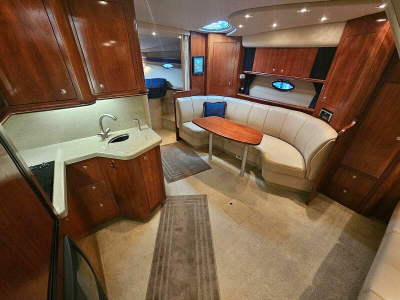 2004 Cruisers Yachts 370 Express