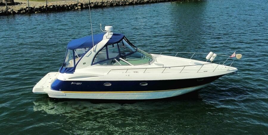 2004 Cruisers Yachts 370 Express