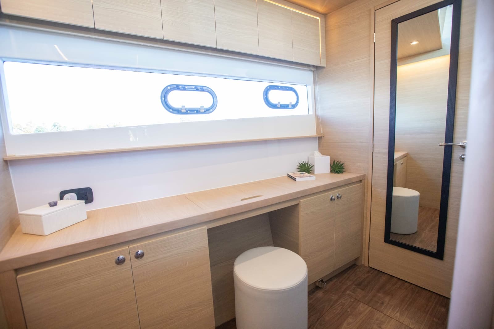 2023 Aquila 54 Yacht