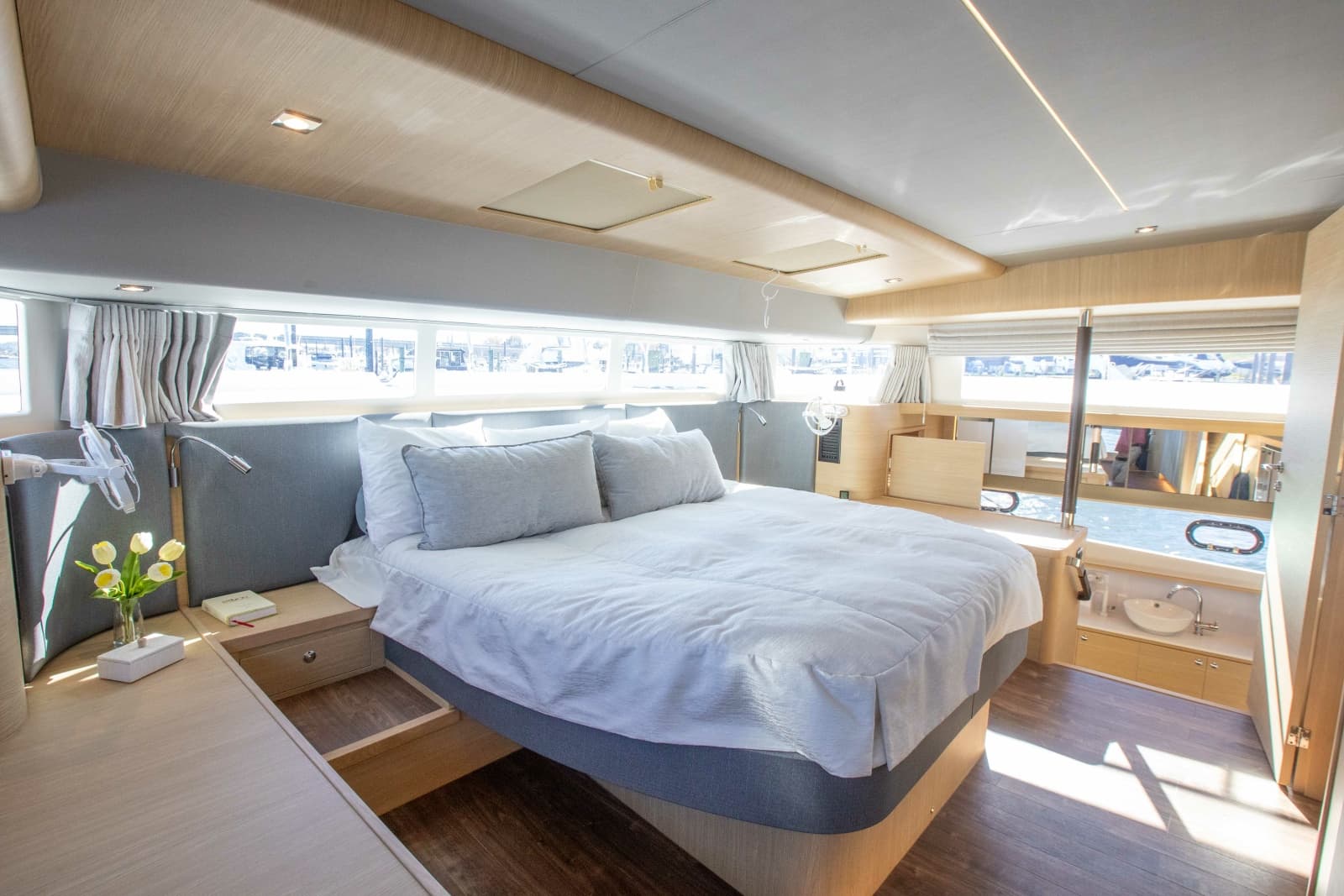 2023 Aquila 54 Yacht