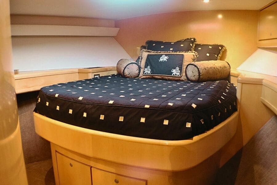 2001 Donzi 73' Sport Fish  VIP Stateroom (4)