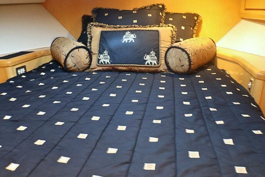 2001 Donzi 73' Sport Fish  VIP Stateroom (3)