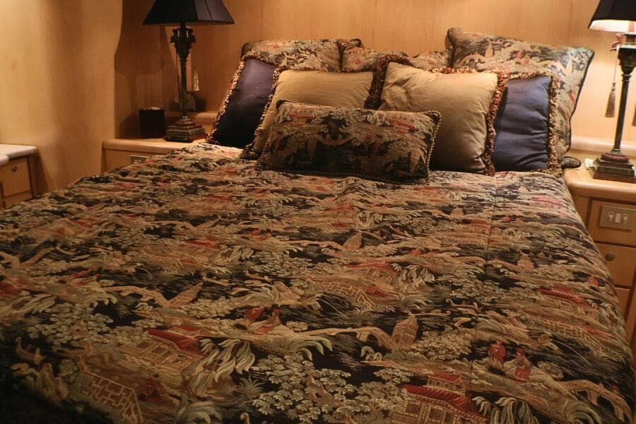 2001 Donzi 73' Sport Fish  Master Stateroom (5)