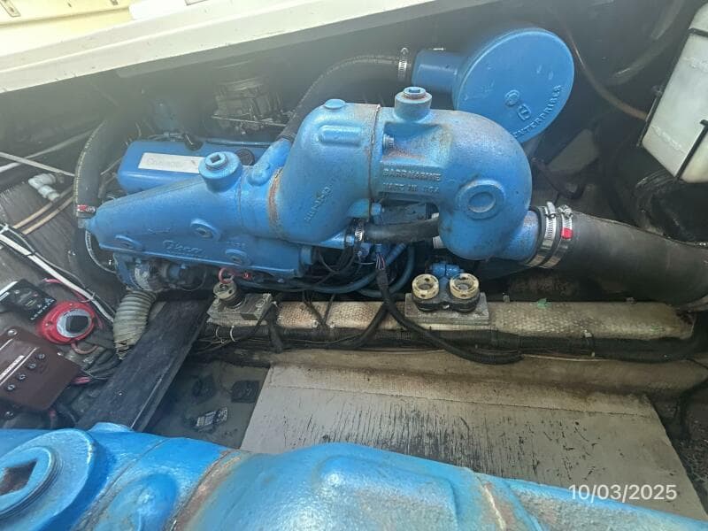 31' Pursuit starboard main engine