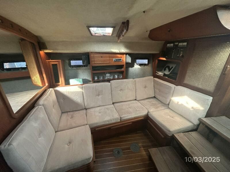 31' Pursuit salon starboard