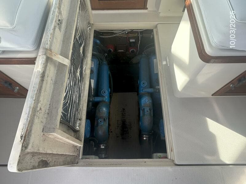 31' Pursuit engine room access