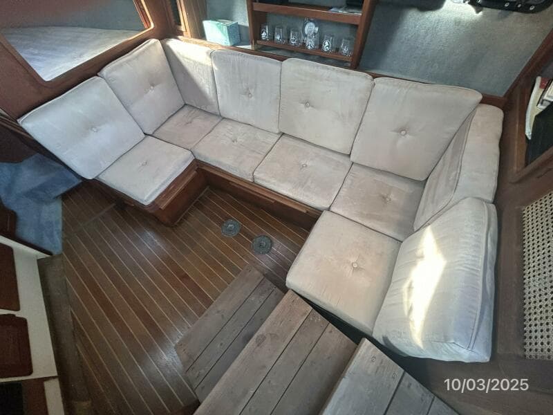 31' Pursuit salon starboard seating1