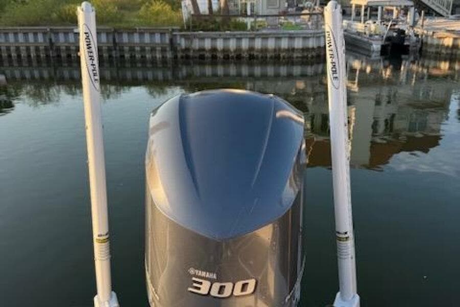 2018 Sea Hunt BX 25 FS with Yamaha 300 engine and Power-Pole anchors on calm water.