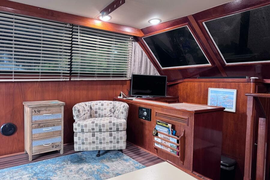 1986 Egg Harbor 37 Convertible - Photo 9