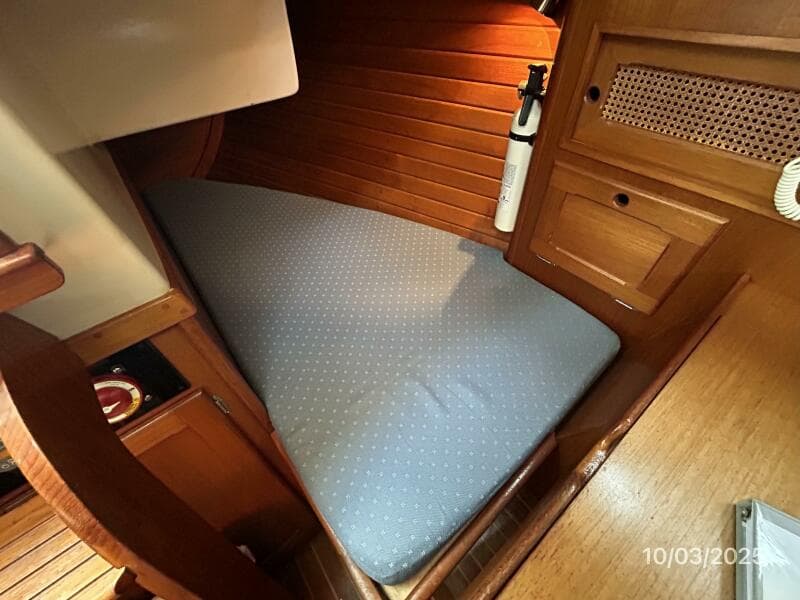 35' Bristol quarter berth