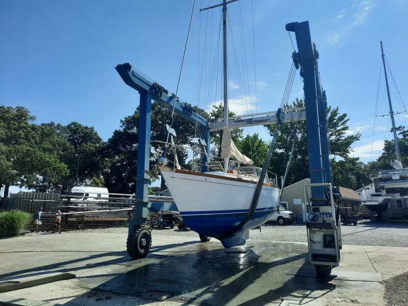 35' Bristol hauled out2