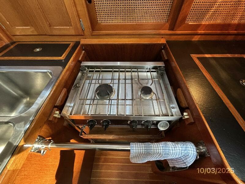 35' Bristol galley cooktop-oven