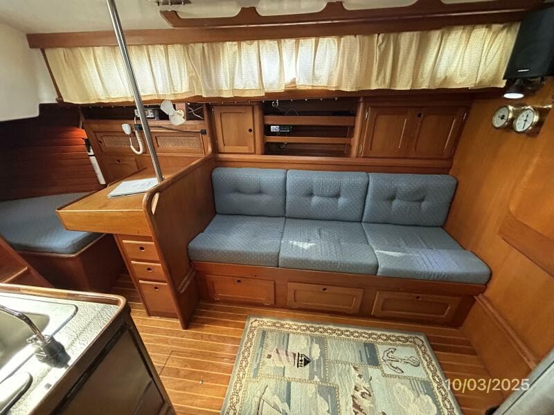 35' Bristol salon port