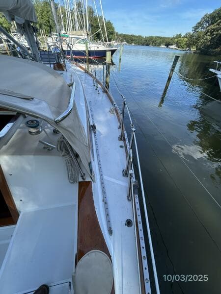 35' Bristol starboard side deck2