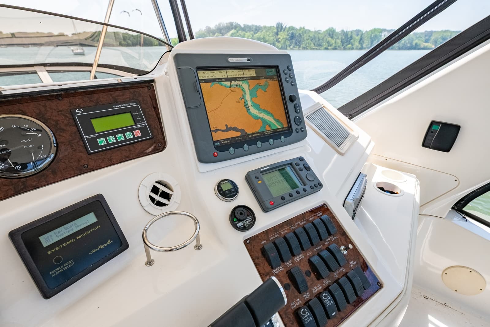 2003 Sea Ray 480 Sedan Bridge - Photo 48