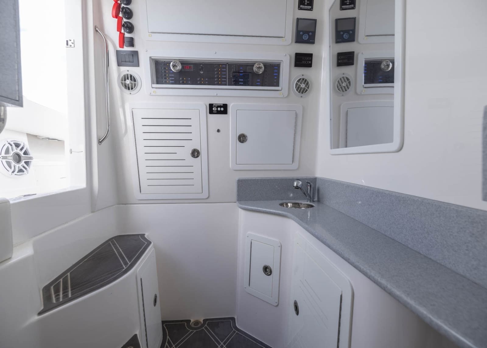 2024 BlackWater 43 Sportfish - Photo 38