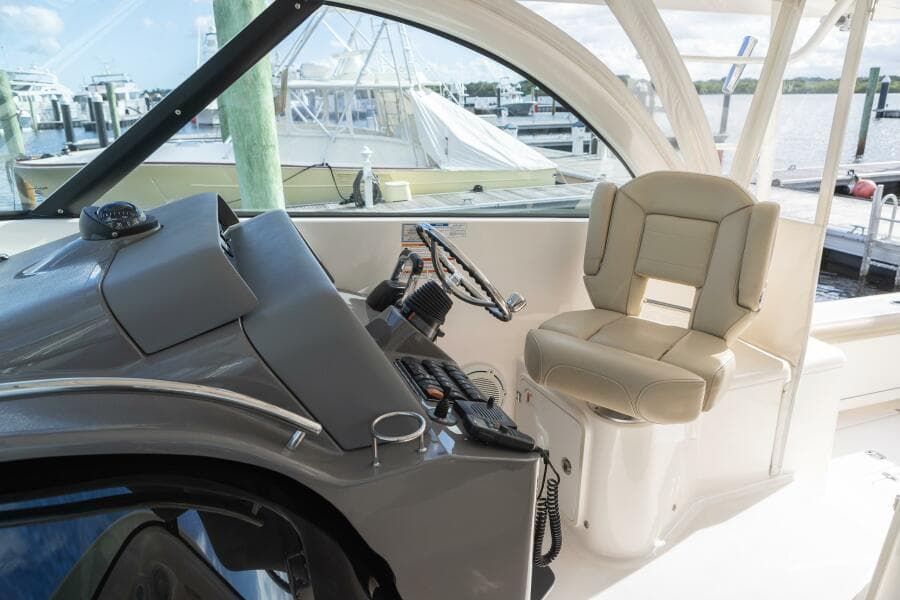 Pursuit 38 - TRACKER - Helm Chair