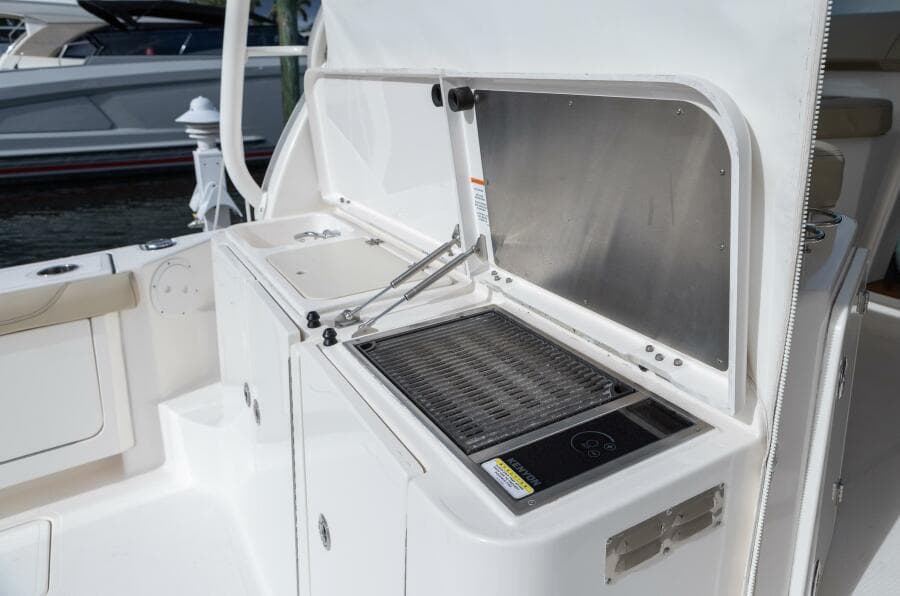 Pursuit 38 - TRACKER - Cockpit