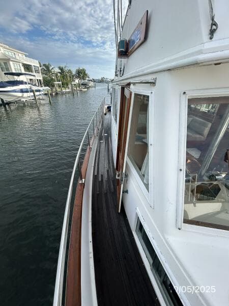 42' Grand Banks starboard side deck2