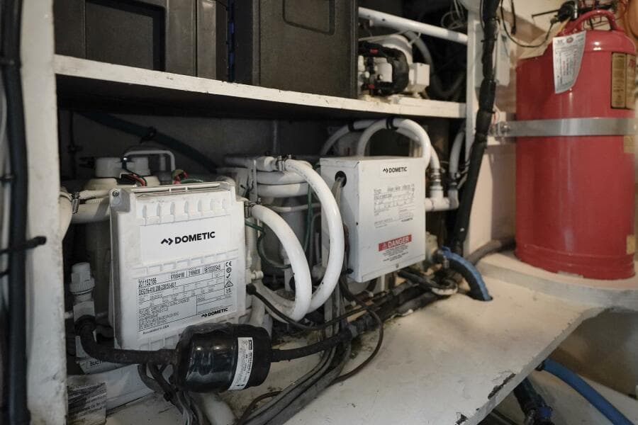 1994 Hatteras 46 Convertible- CHANGE ORDER- Engine Room