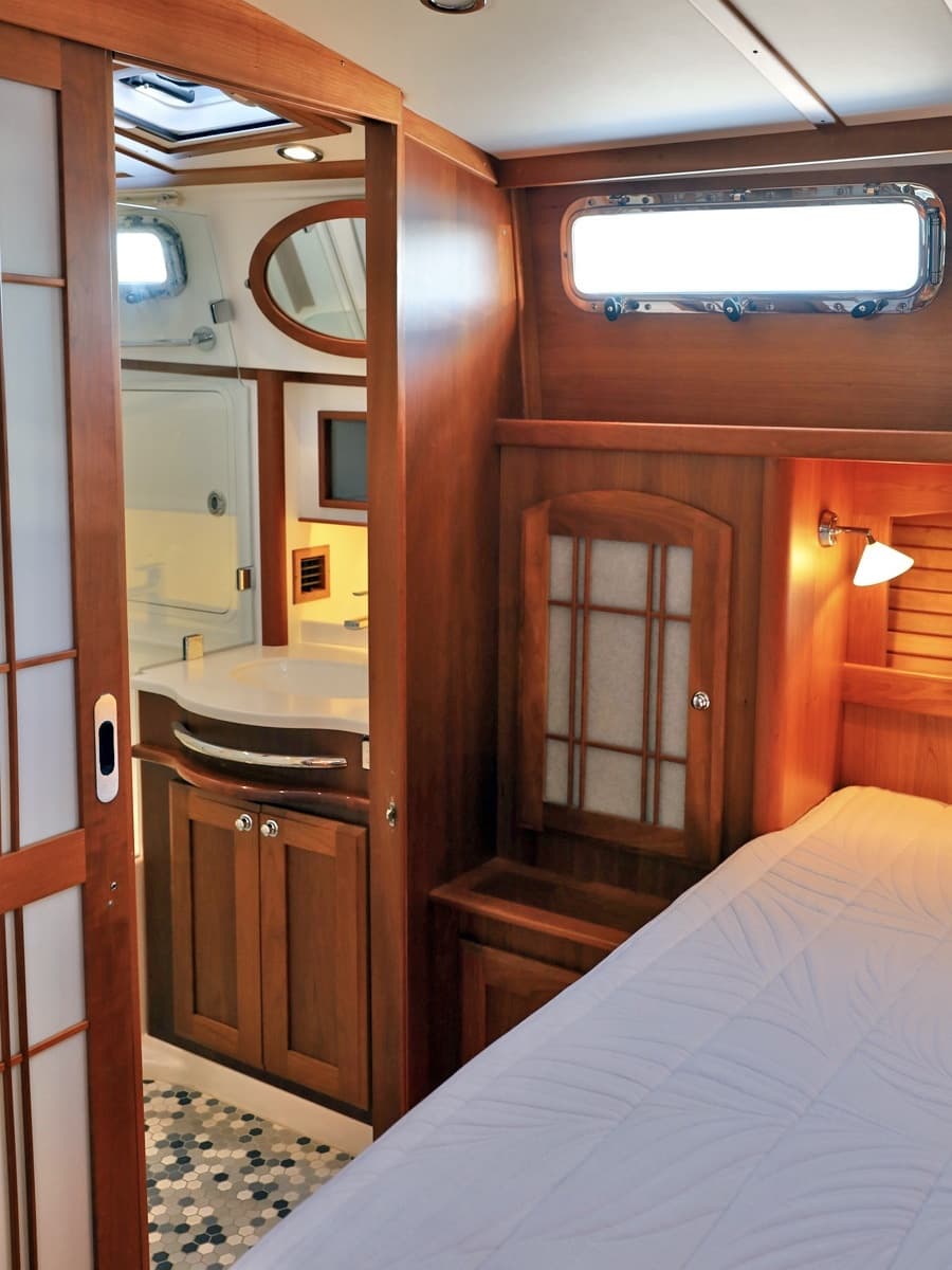 2018 Sabre 48 Flybridge Sedan - Photo 9