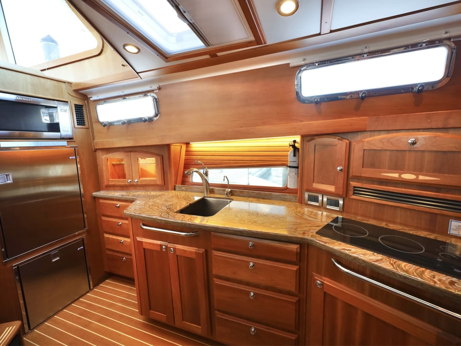 2018 Sabre 48 Flybridge Sedan - Photo 18