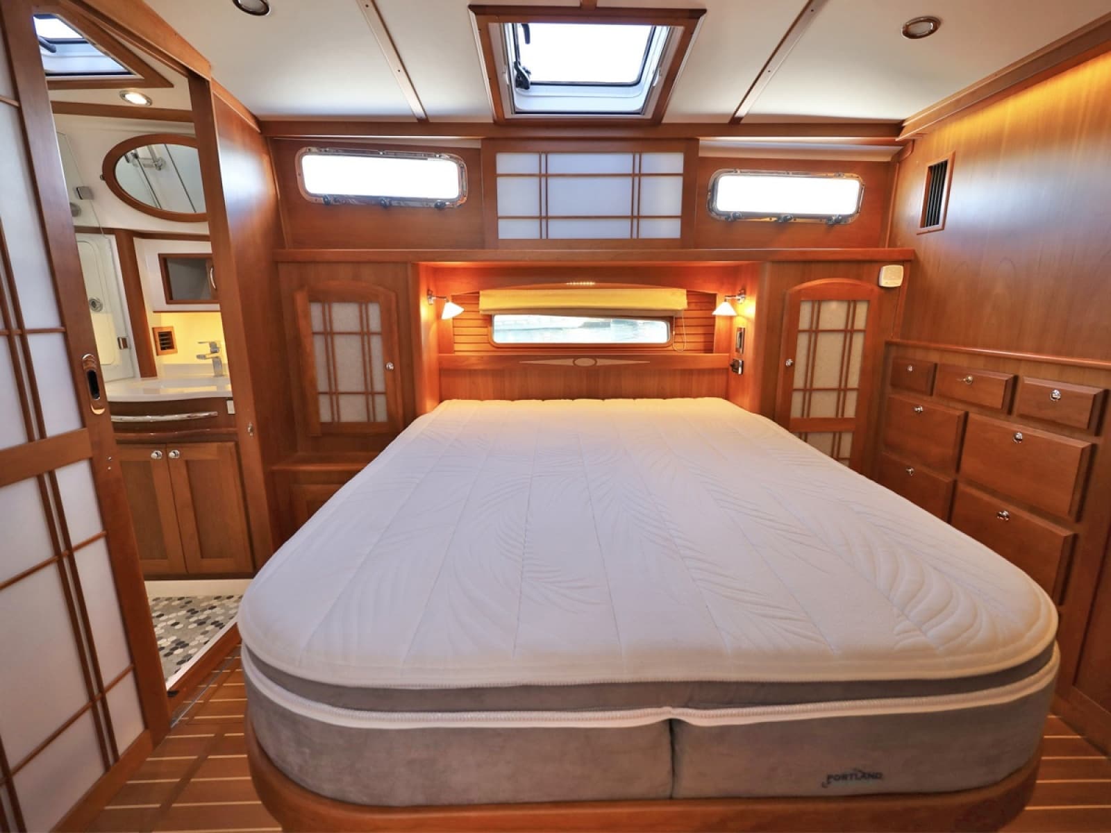 2018 Sabre 48 Flybridge Sedan - Photo 7