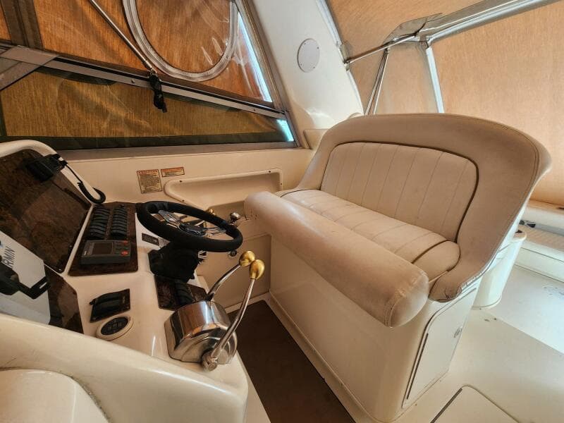 2000 Sea Ray 330 Express Cruiser