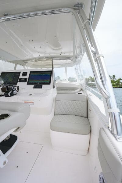 Intrepid 41 - Helm Seating