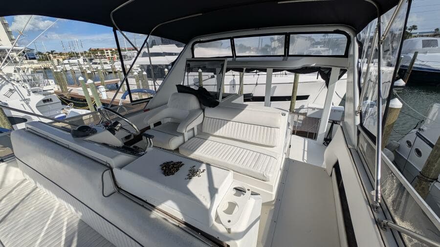 1994 Carver 370 AFT CABIN