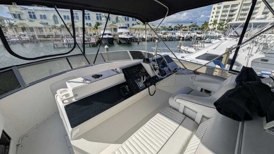 1994 Carver 370 AFT CABIN