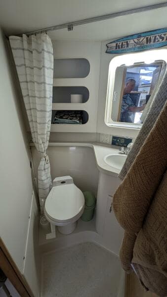 1994 Carver 370 AFT CABIN
