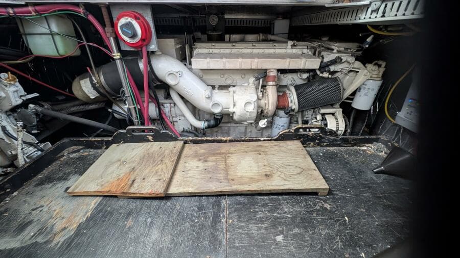 1994 Carver 370 AFT CABIN