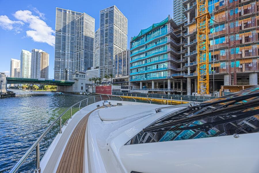 2011 Ferretti Yachts 830