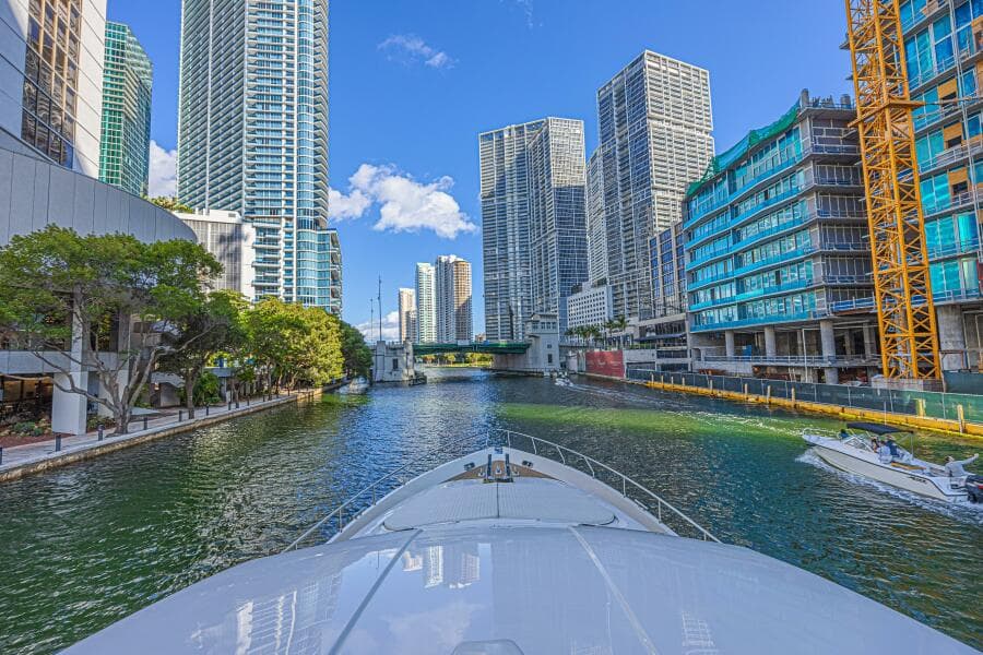 2011 Ferretti Yachts 830