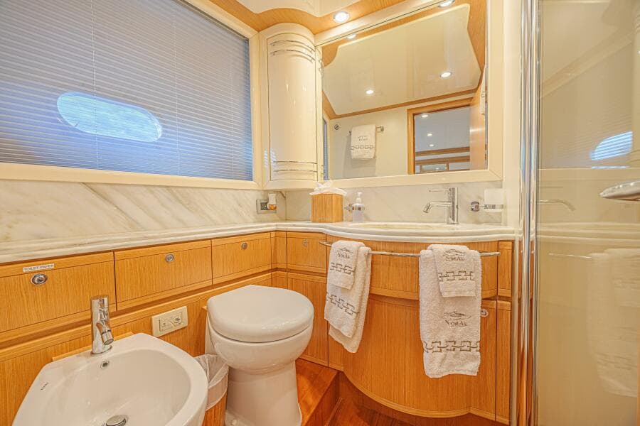 2011 Ferretti Yachts 830