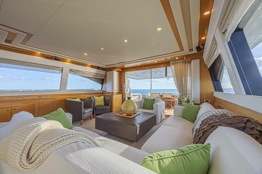 2011 Ferretti Yachts 830