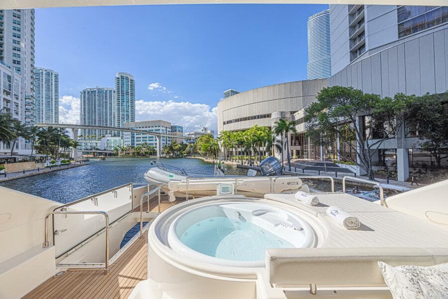 2011 Ferretti Yachts 830