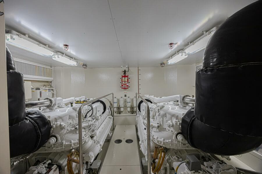 2011 Ferretti Yachts 830