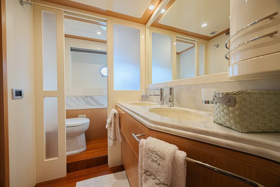 2011 Ferretti Yachts 830