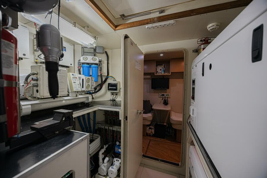 2011 Ferretti Yachts 830