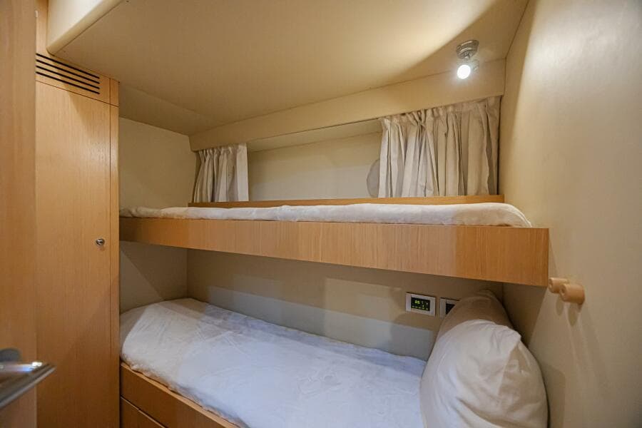 2011 Ferretti Yachts 830